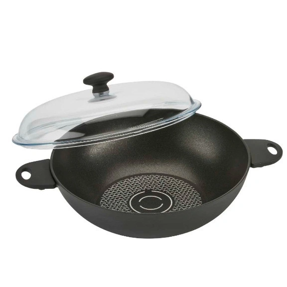 Schwarzer Wok mit Glasdeckel, Griffen und einem schwarzen Knauf.