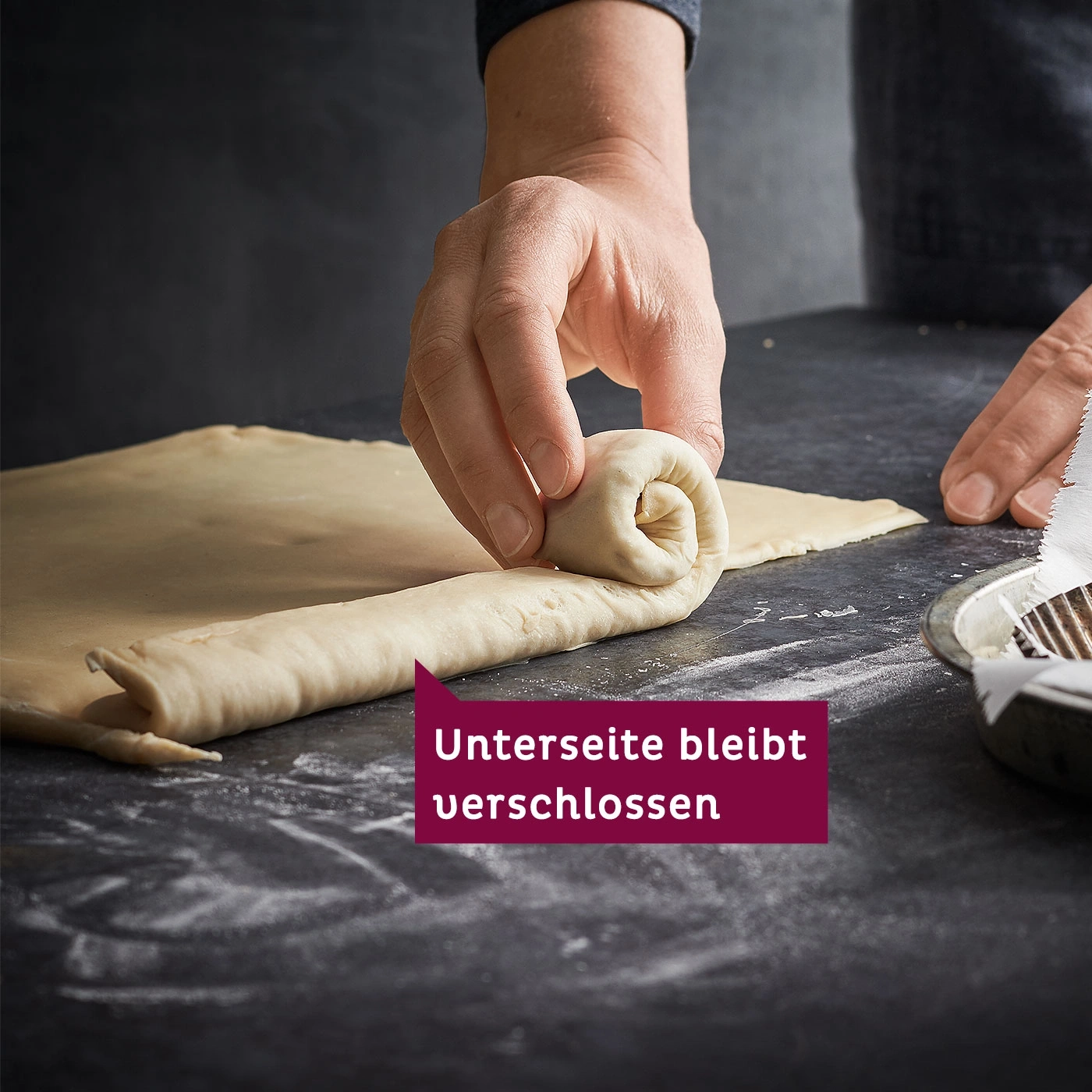 Hände rollen Teig. Unterseite bleibt verschlossen. Backen, Küche, Lebensmittel, Handwerk.