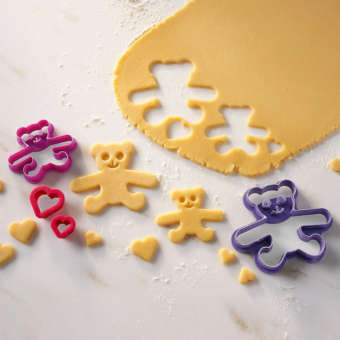 Biscuits en forme d'ours et de cœur, emporte-pièces, pâte, pâtisserie, cuisine, décoration, gros plan