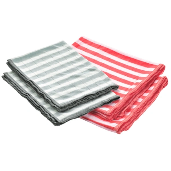 Deux serviettes rayées, vertes et rouges, pliées sur fond blanc.