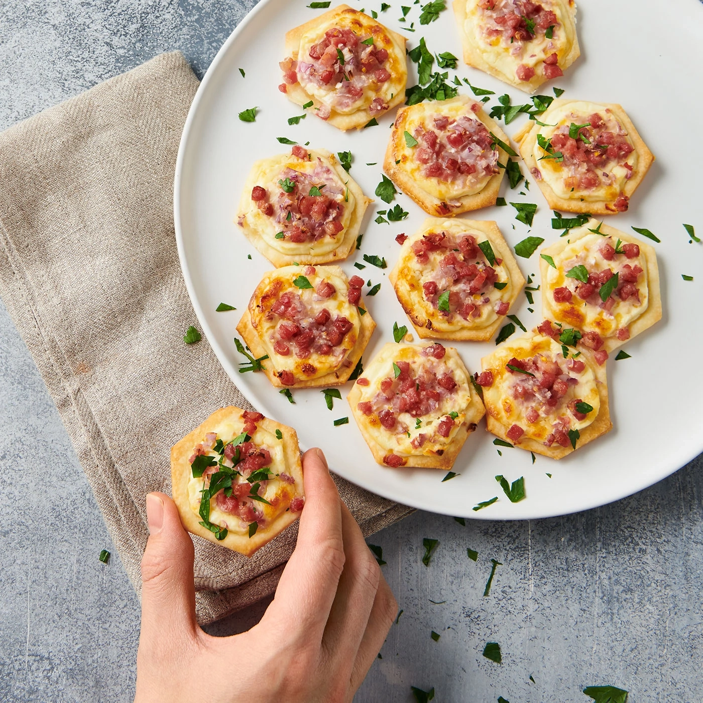 Délicieux amuse-gueules hexagonaux au fromage et à la charcuterie sur une assiette.