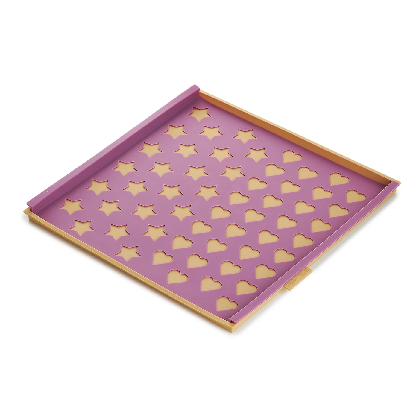 Plateau violet avec étoiles et coeurs, cadre en bois, isolé sur blanc