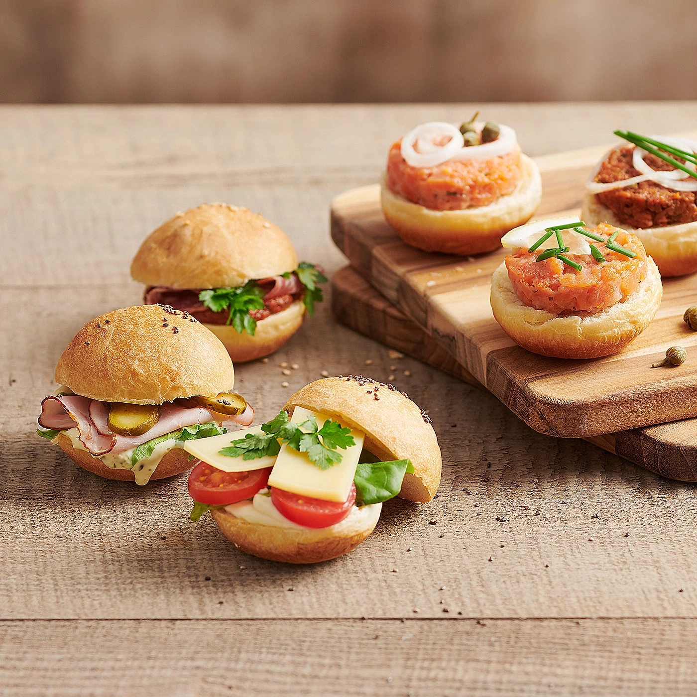 Mini-burgers appétissants avec garnitures variées sur une planche en bois