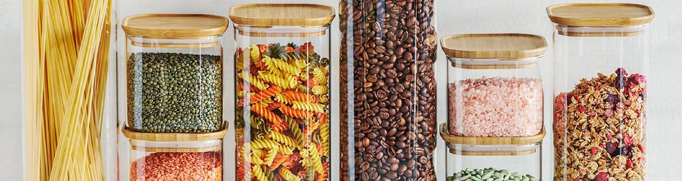 Des bocaux de nourriture : pâtes, lentilles, café, sel, granola, pâtes.