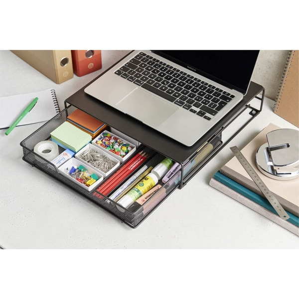 Laptop auf einem Schreibtisch mit Schublade voller Bürobedarf.