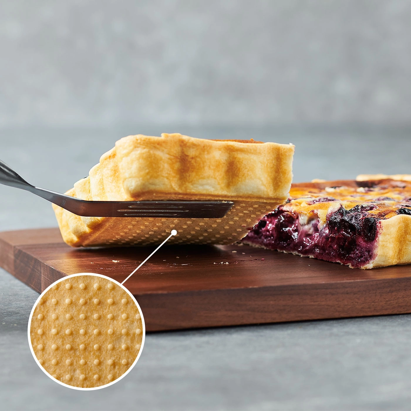 Blaubeerkuchen auf Holzbrett, Detail der Kruste, Nahaufnahme, lecker, köstlich