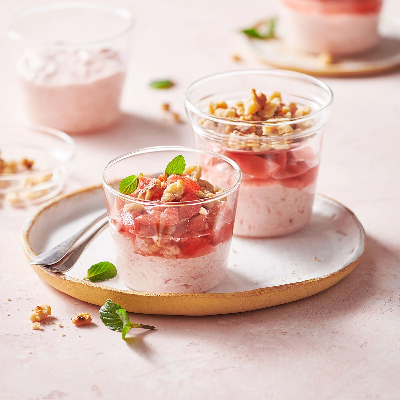 Dessert in Gläsern mit Nüssen und Minze auf einem Teller