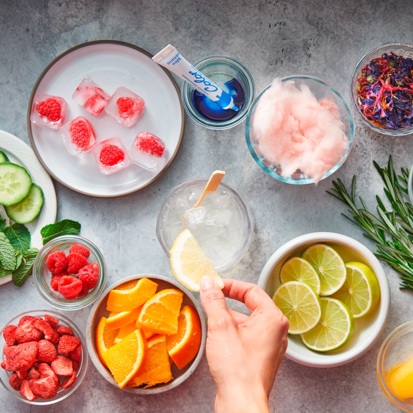 Köstliche Zutaten für Cocktails: Früchte, Eis, Kräuter, Zitrone, Orange, Limette, Himbeere.