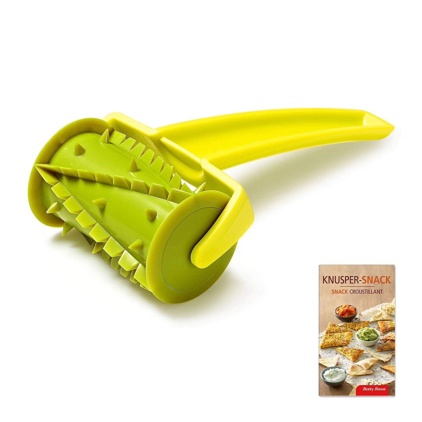 Gelbes Küchenwerkzeug mit grünem Rollteil und Snack-Verpackung im Hintergrund.
