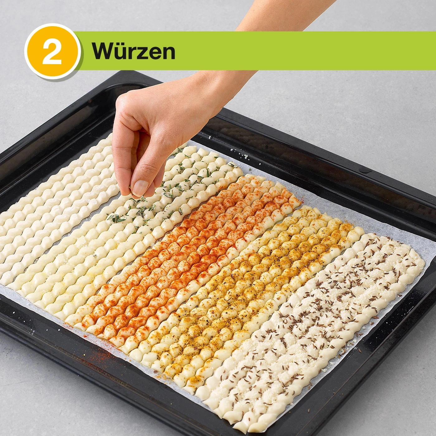 Backblech mit gewürzten Teigstangen, Hand würzt, Schritt 2, Würzen