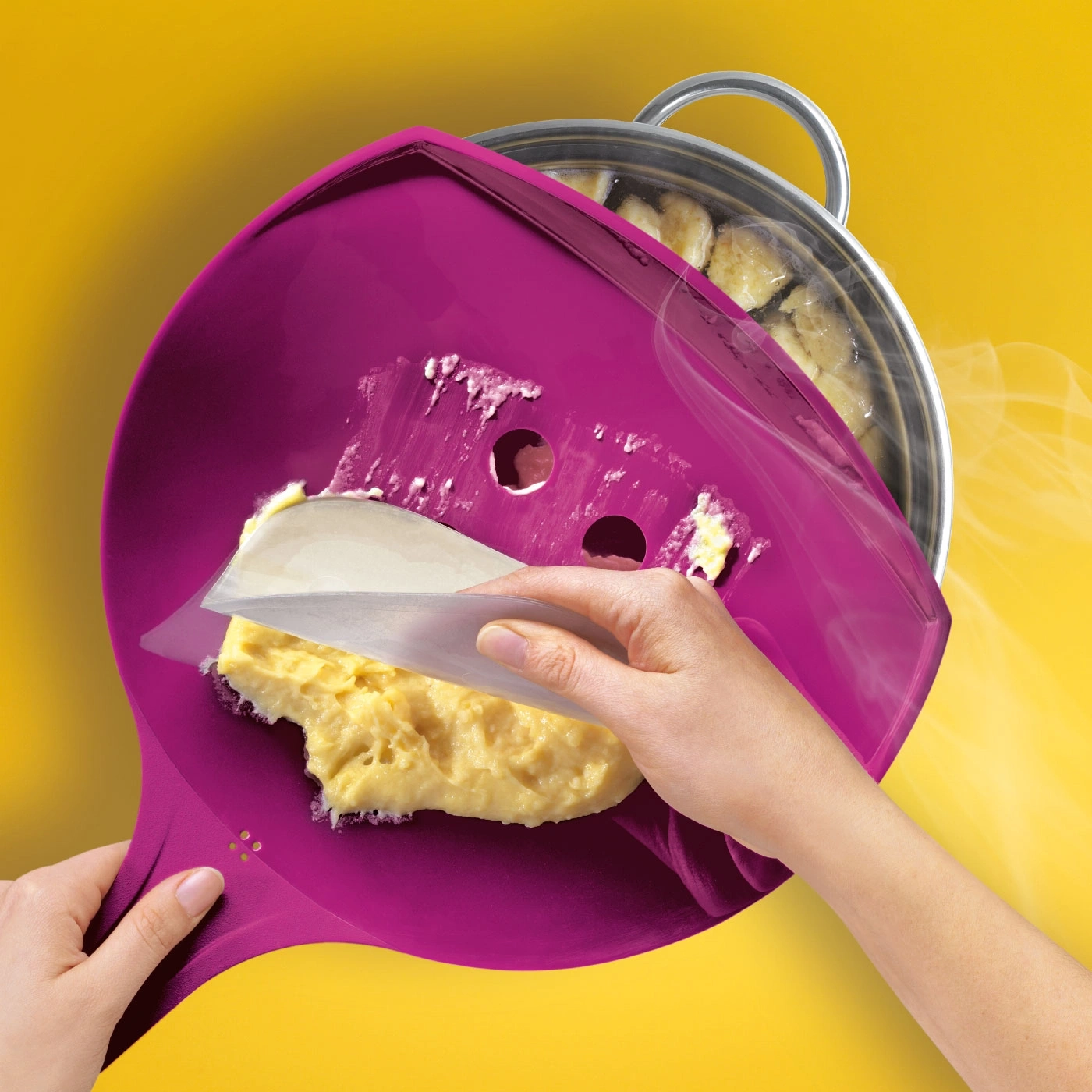 Person verwendet Küchenutensilien, um Essen aus einem Topf zu nehmen, gelber Hintergrund.