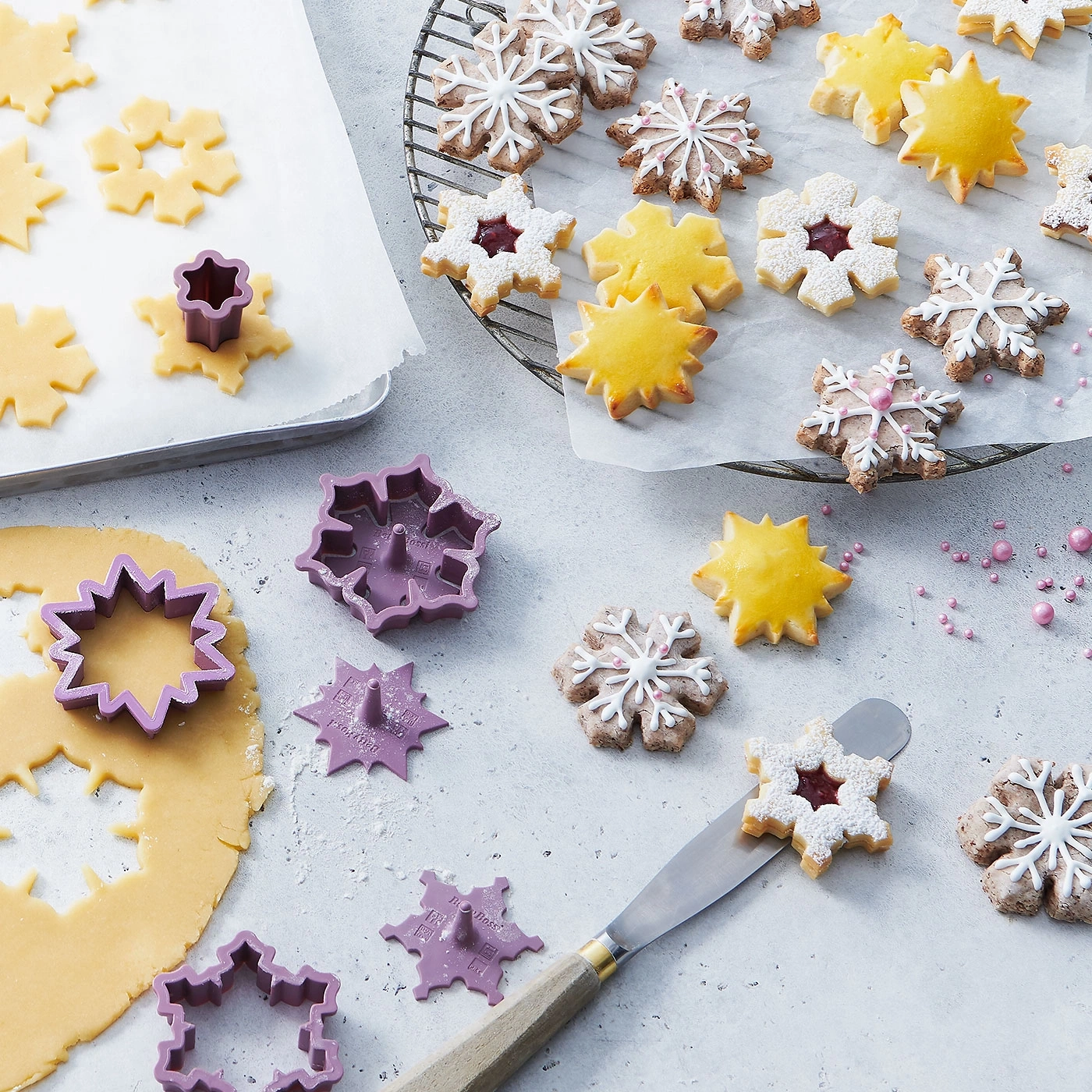Biscuits de Noël, emporte-pièces, pâtisserie, décoration, étoiles, flocons de neige, plaque, pâte, cuisine, nourriture