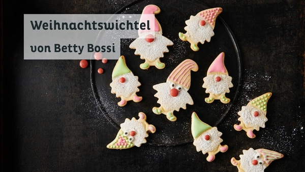 Weihnachtswichtel-Kekse von Betty Bossi auf einem dunklen Teller, dekoriert