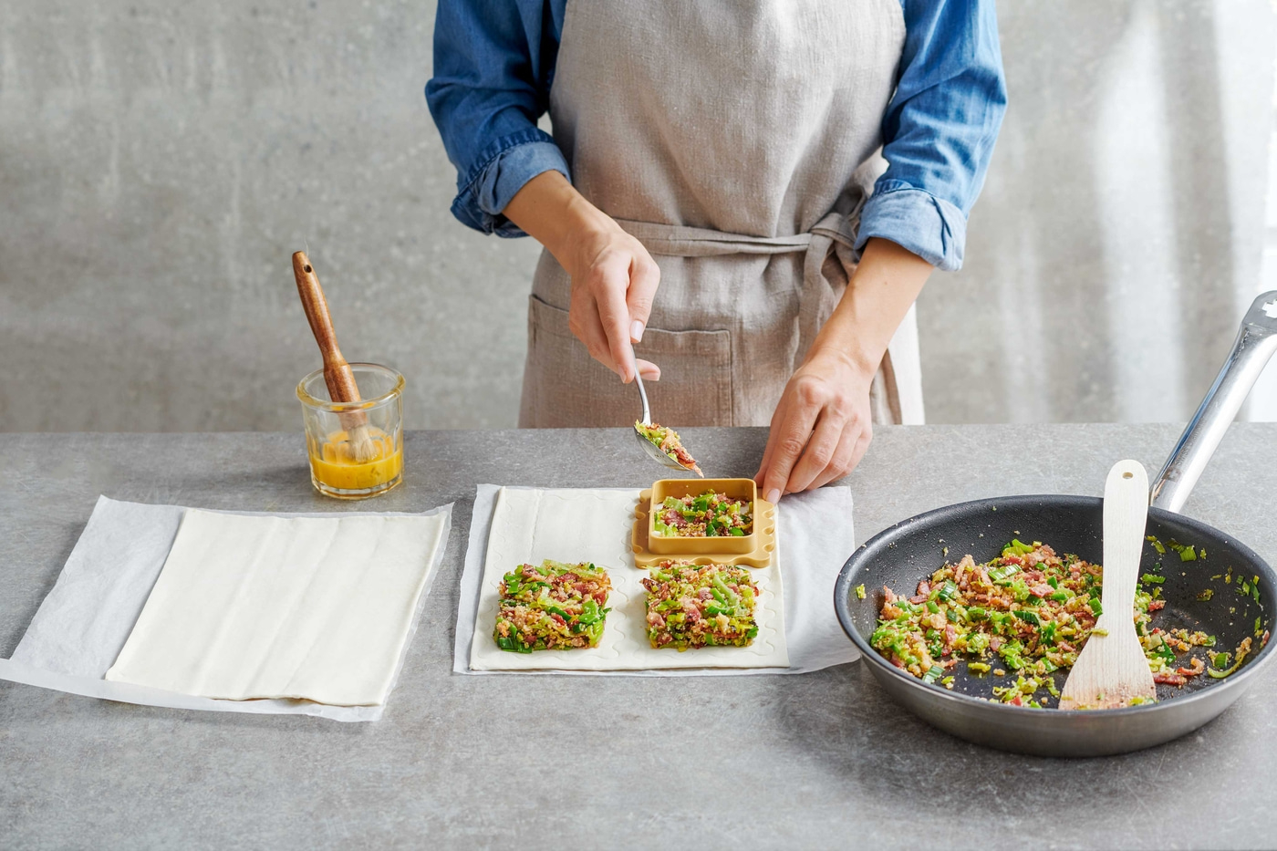 Personne cuisine, remplit pâte avec légumes, glaçage aux œufs, poêle, préparation