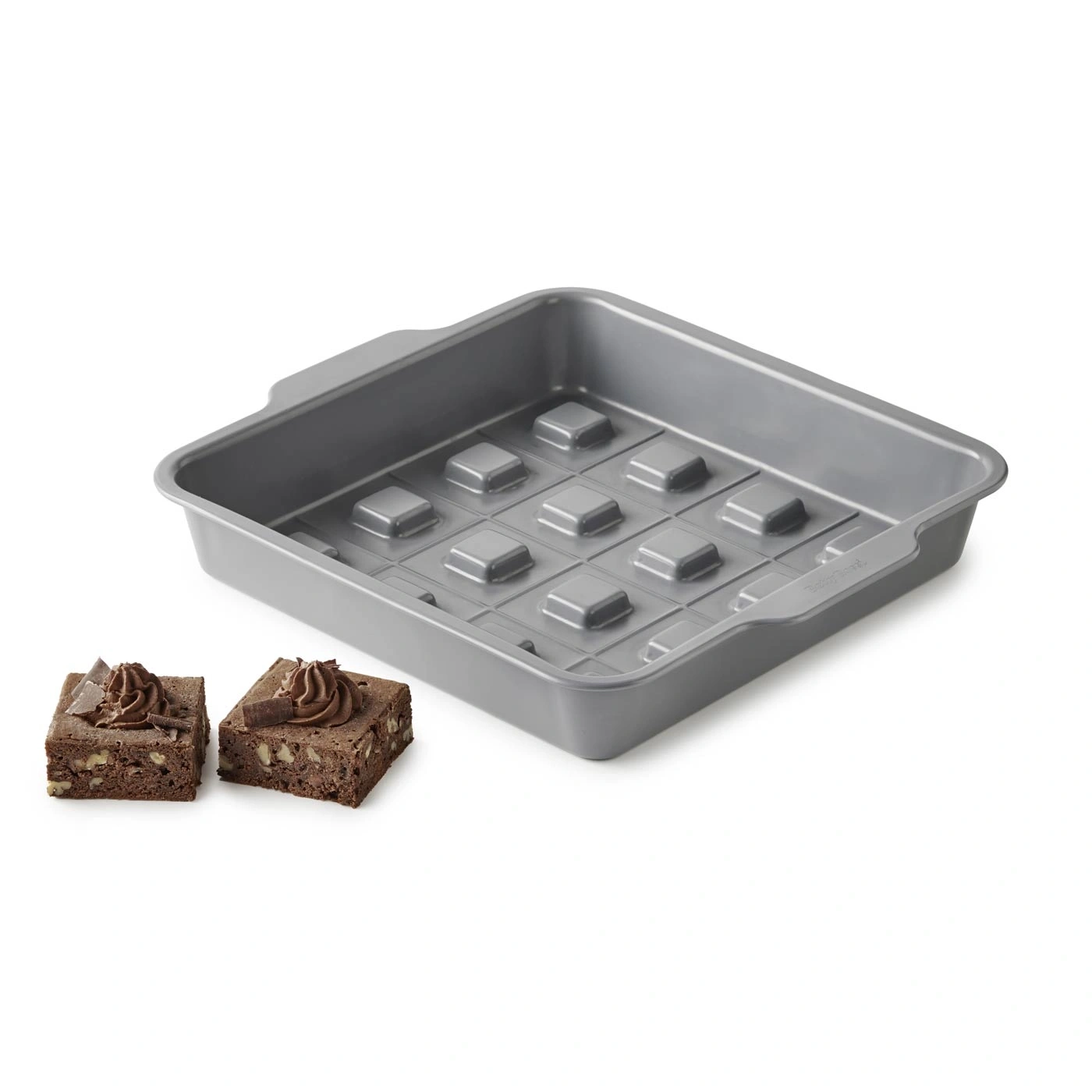 Moule à brownies carré gris avec des carrés en relief et deux brownies