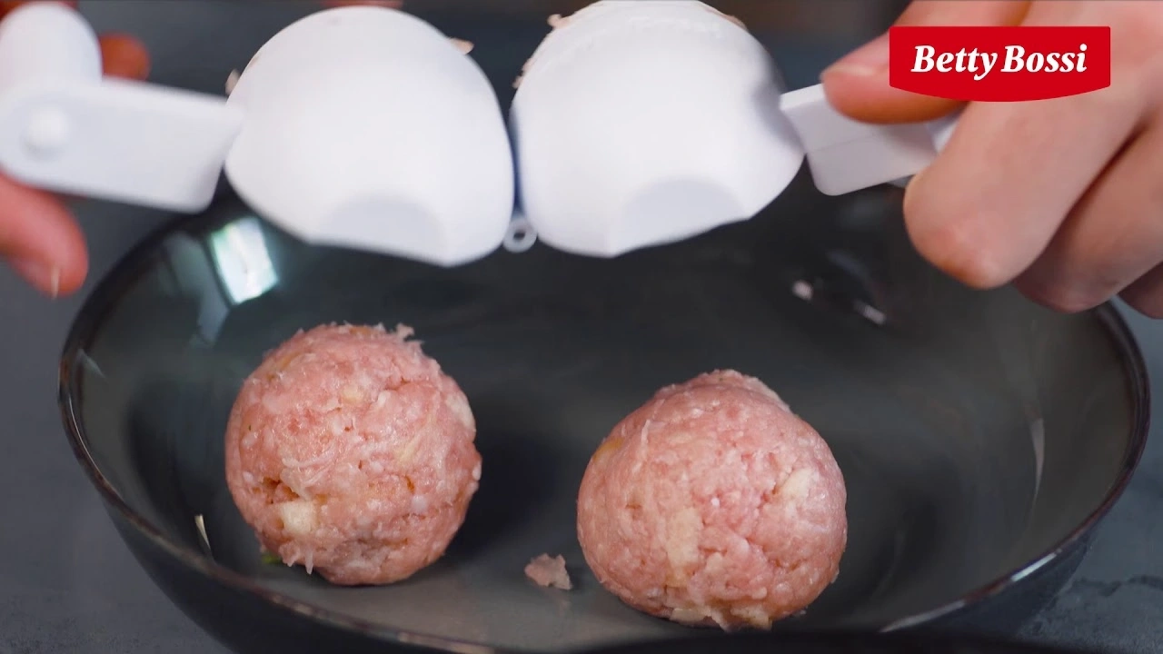 Fleischbällchen werden mit einem Werkzeug in einer Schüssel geformt, Betty Bossi.