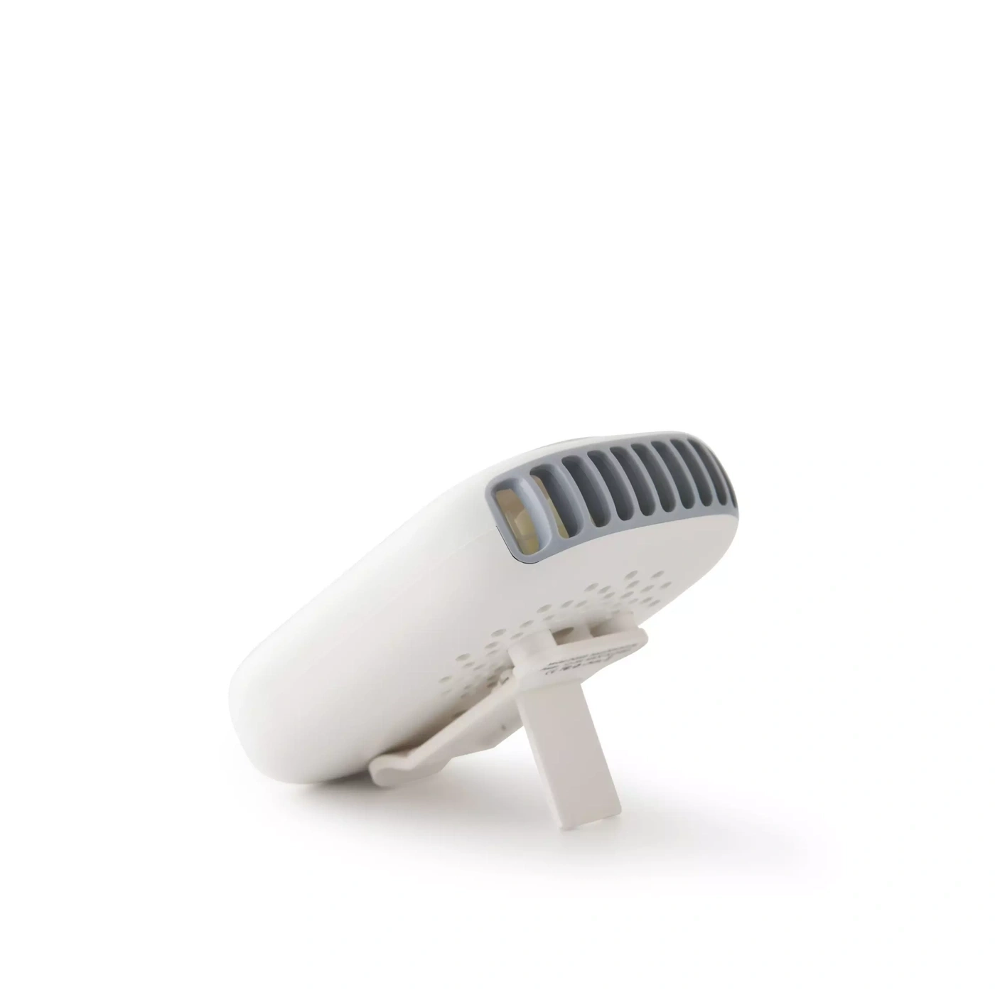 Ventilateur blanc avec support sur fond blanc.