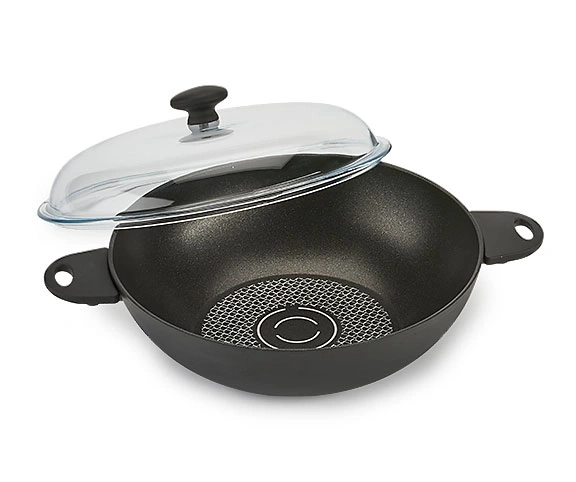 Schwarzer Wok mit Glasdeckel. Kochgeschirr für die Küche. Kochen und Braten.
