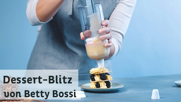 Dessert-Blitz von Betty Bossi, Dessert mit Beeren und Creme, blauem Hintergrund.