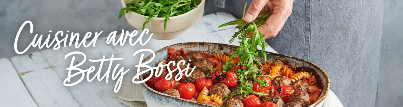 Plat de boulettes de viande, tomates et pâtes, garni de roquette, par Betty Bossi.