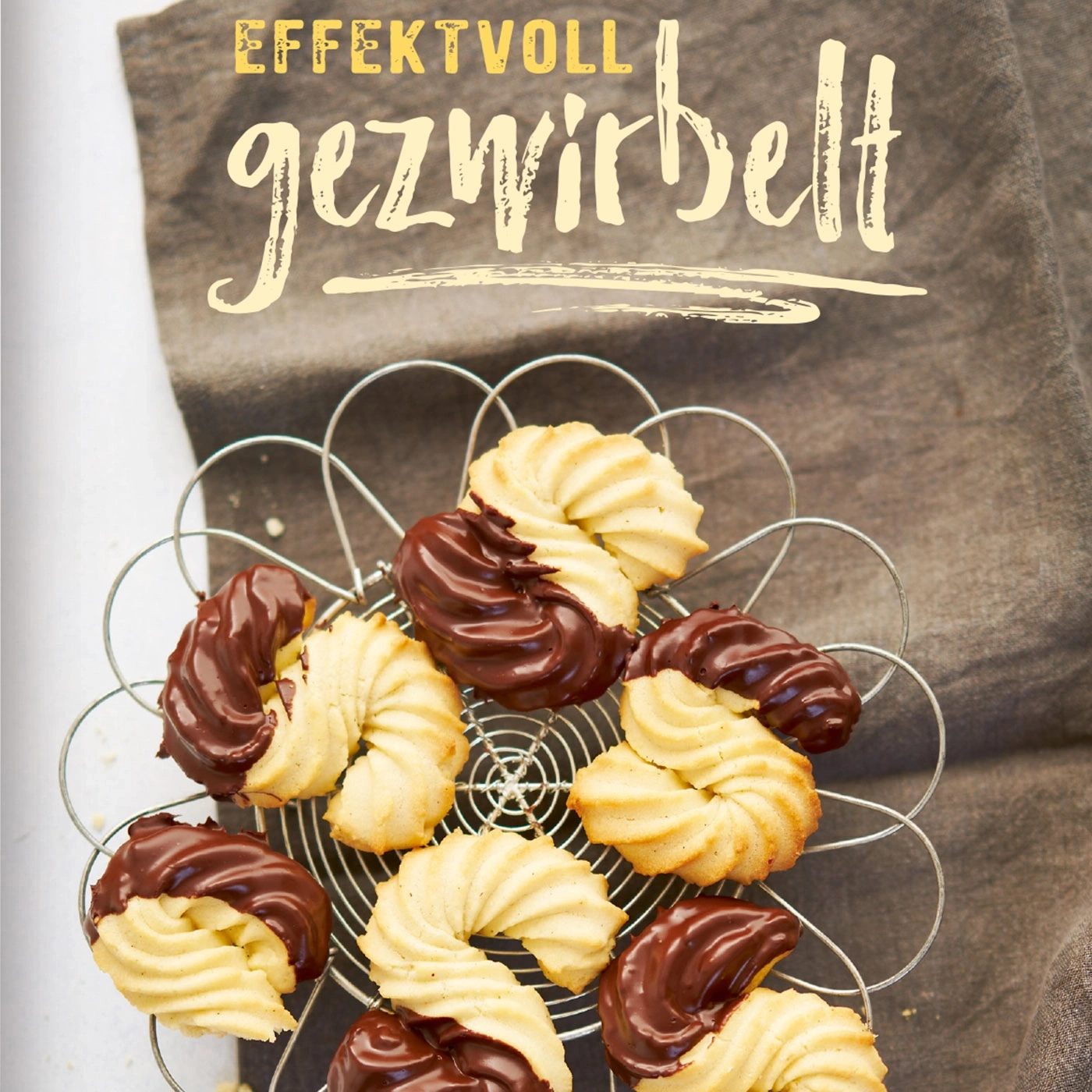 Kekse mit Schokolade auf einem Drahtgestell, Text: effektvoll gezwirbelt