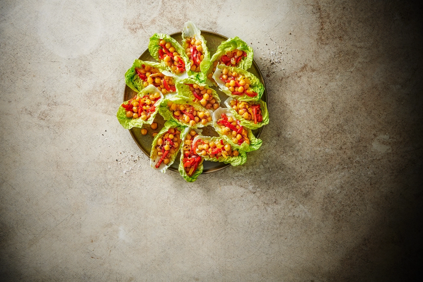 Délicieuses feuilles de laitue avec des pois chiches et des poivrons sur une assiette