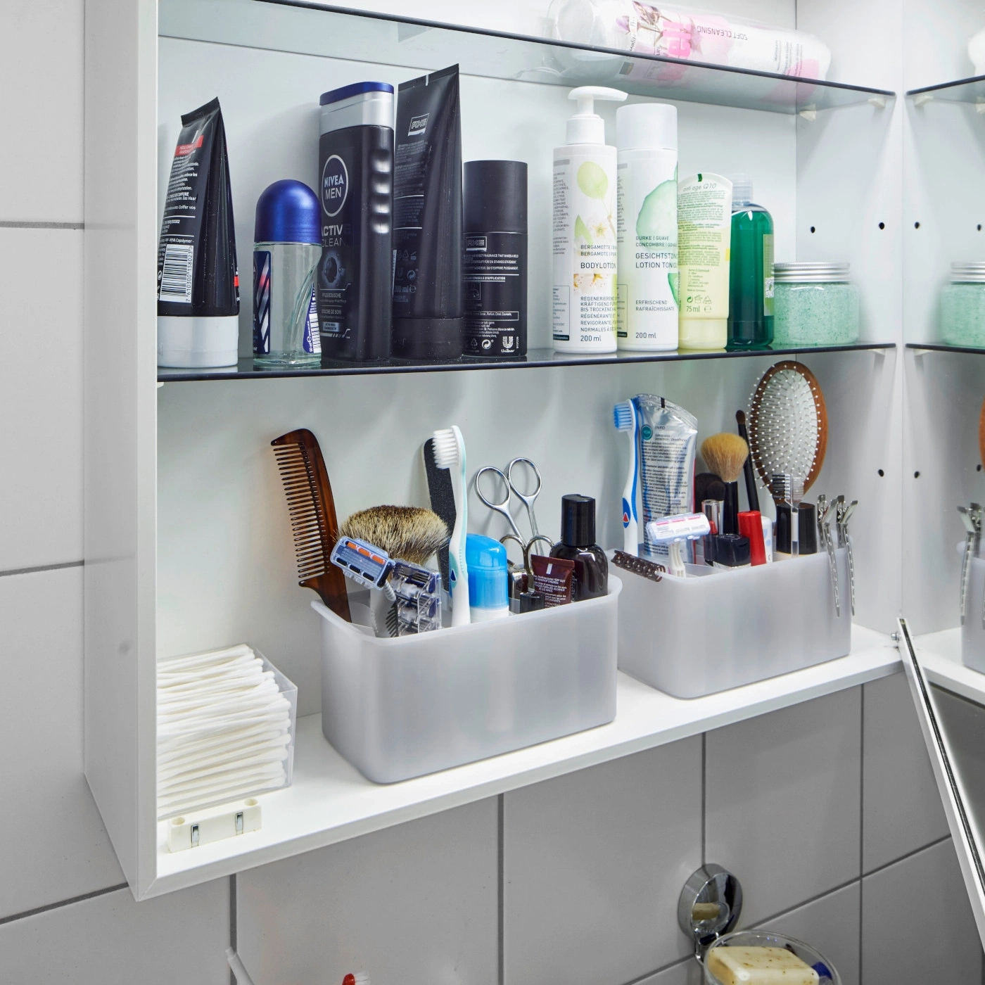 Badezimmerschrank mit Kosmetikprodukten und Accessoires