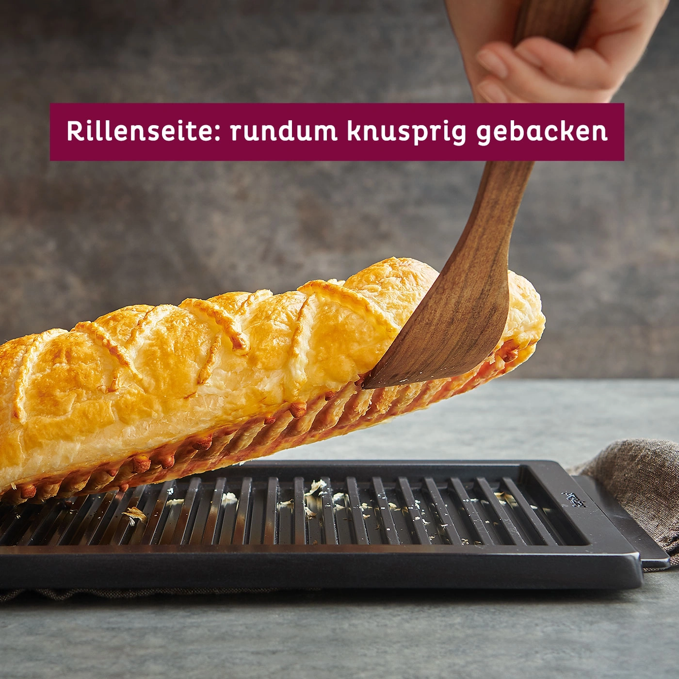 Côté rainuré croustillant, soulevé avec une spatule en bois, cuisson.