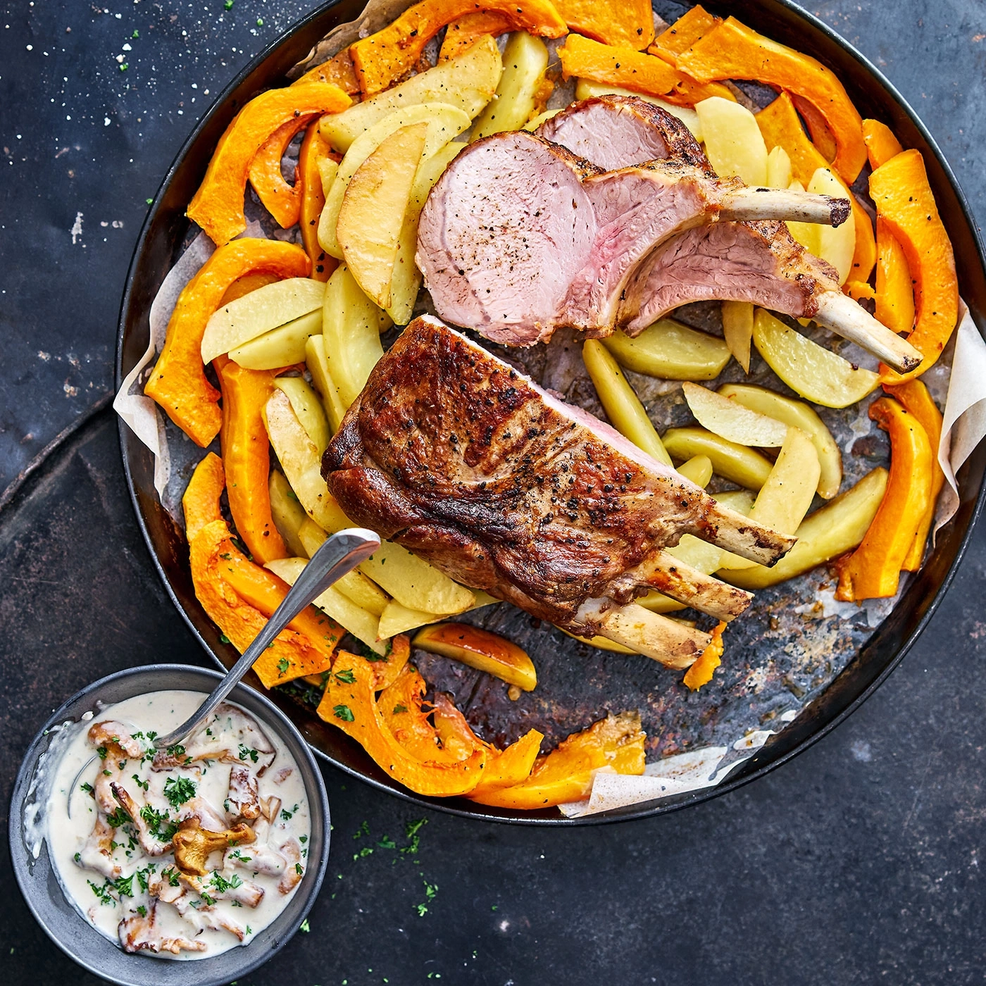Viande rôtie avec légumes et sauce dans une poêle