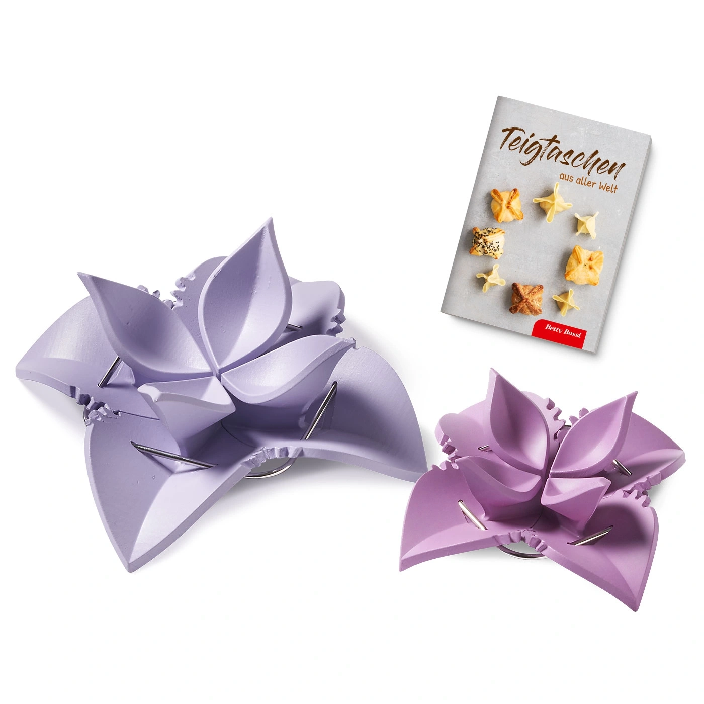 Zwei lila blumenförmige Formen mit einem Kochbuch mit Teigtaschen.