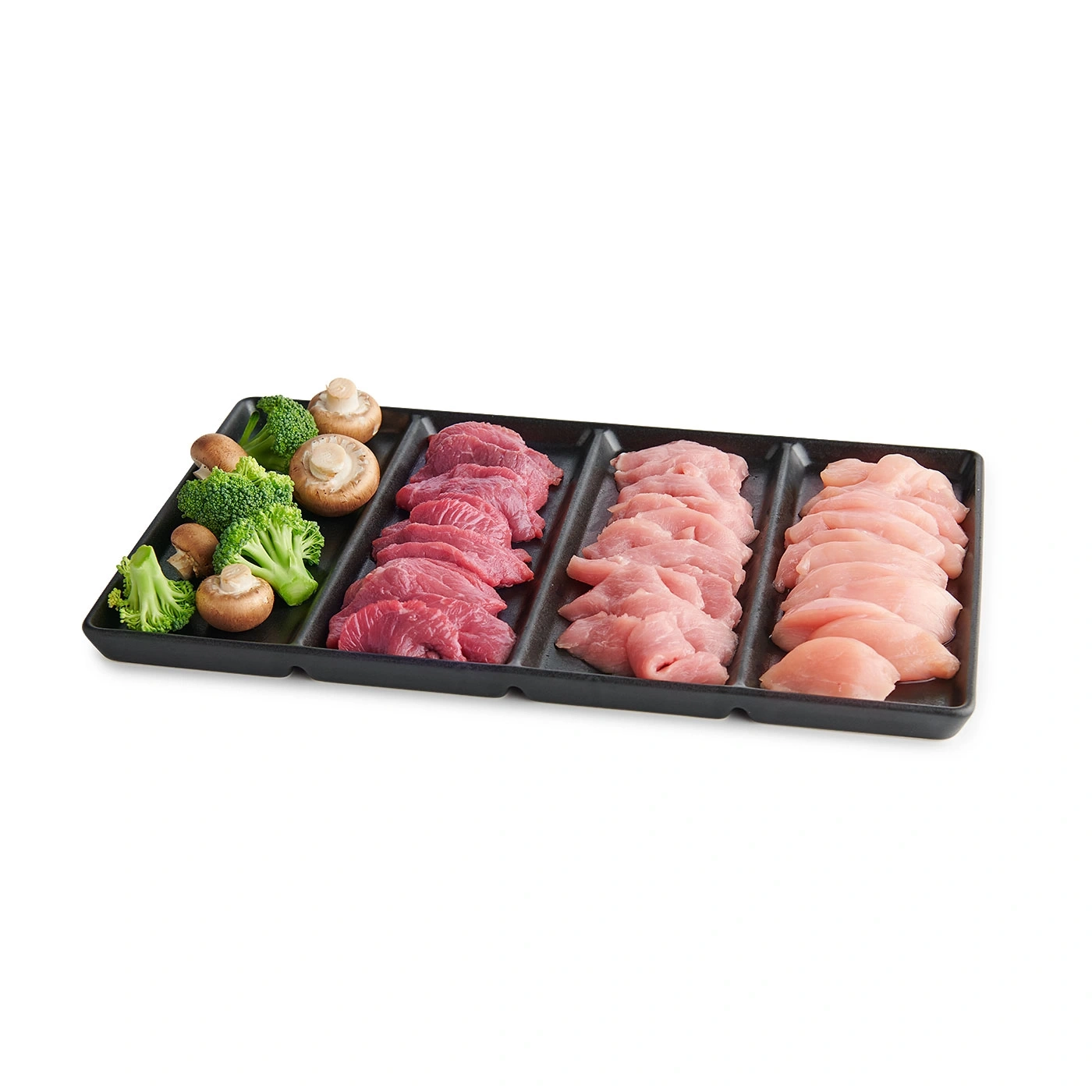 Gemüse, Fleisch und Pilze auf einem Tablett. Frische Zutaten für ein Gericht.