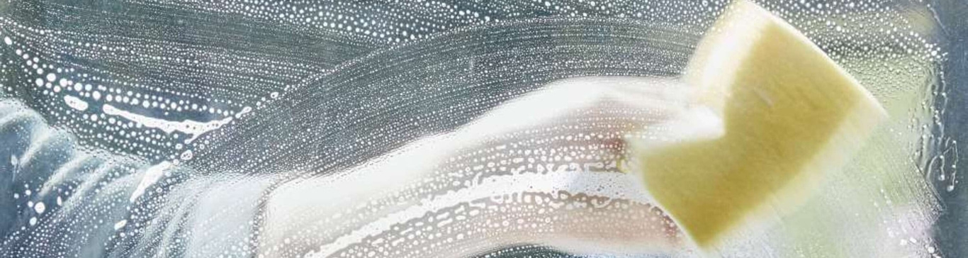 Fenster putzen mit Schwamm und Seifenwasser, Schaum, Reinigung