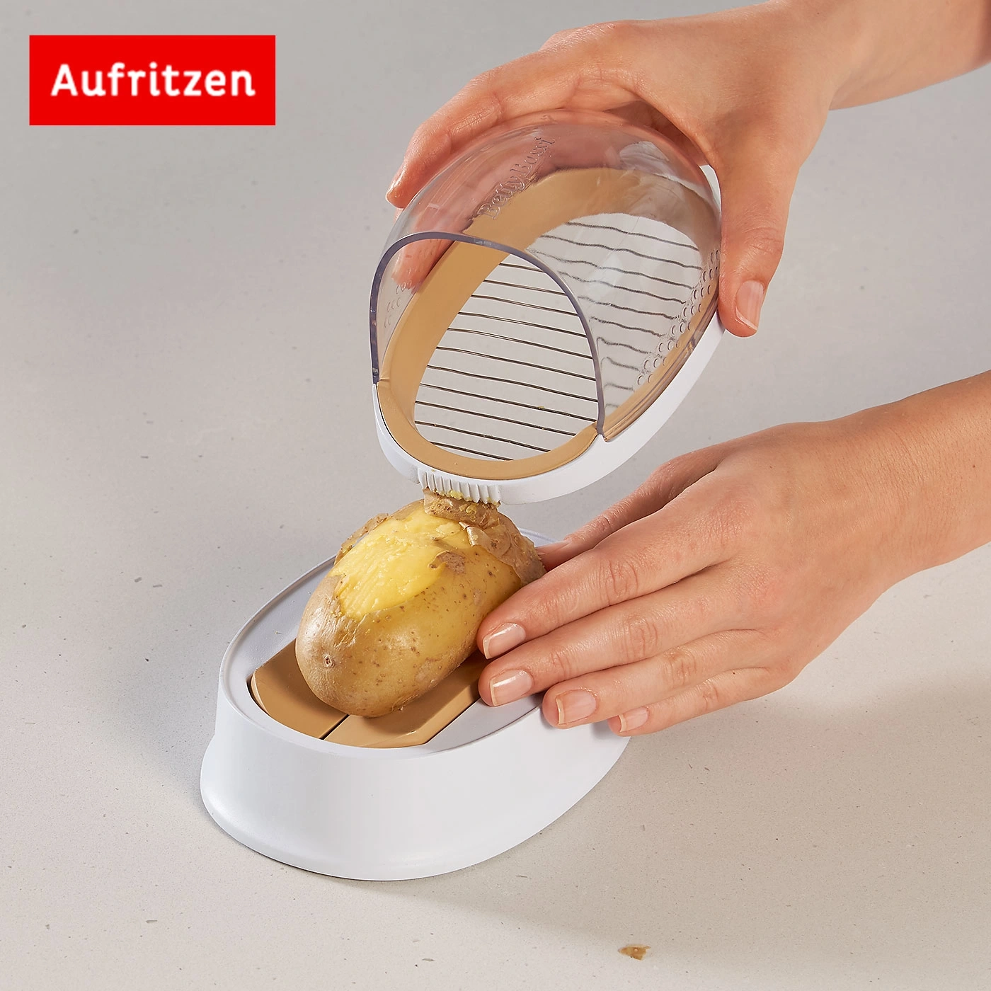 Kartoffel wird mit einem Küchengerät geschnitten, um Pommes Frites zu machen.
