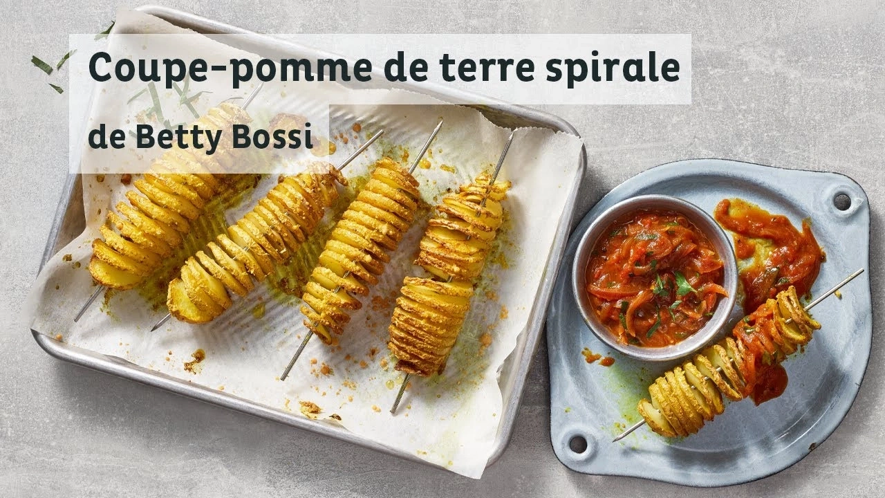Pommes de terre en spirale avec sauce, servies sur plateau et assiette, délicieux