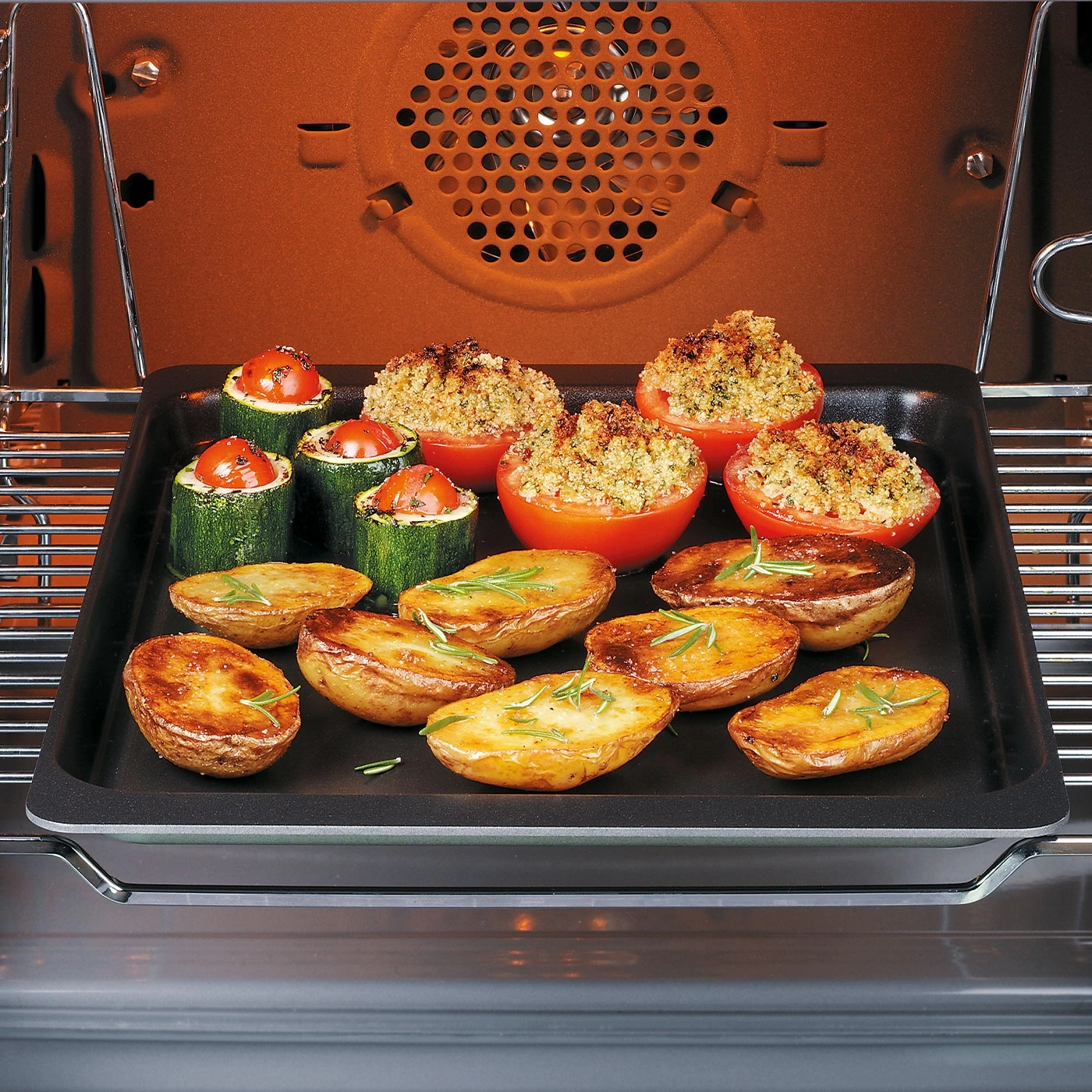 Ofen mit Gemüse: Tomaten, Zucchini, Kartoffeln, gefüllt, gebacken, lecker, Essen