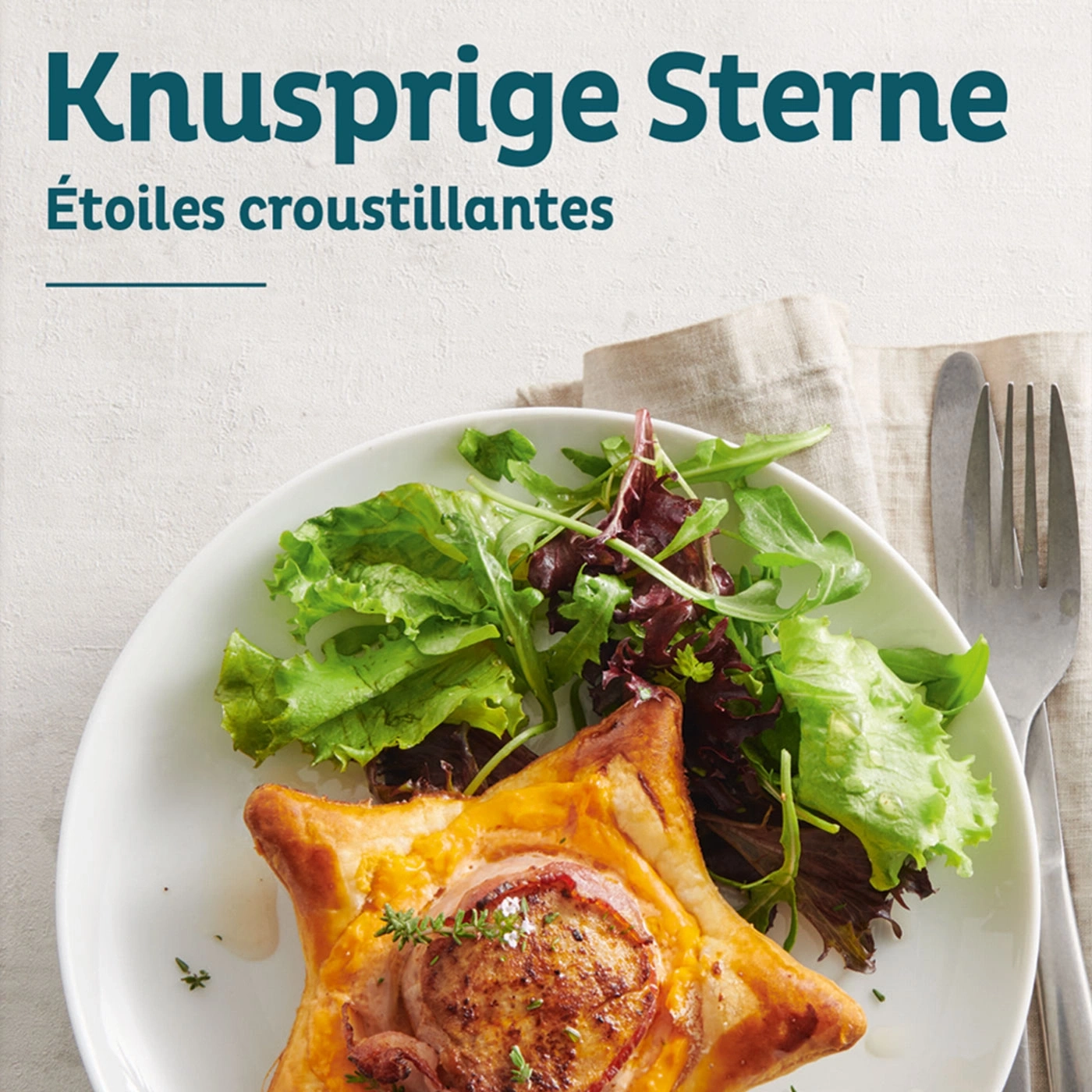 Étoiles croustillantes avec salade sur une assiette, fourchette et couteau