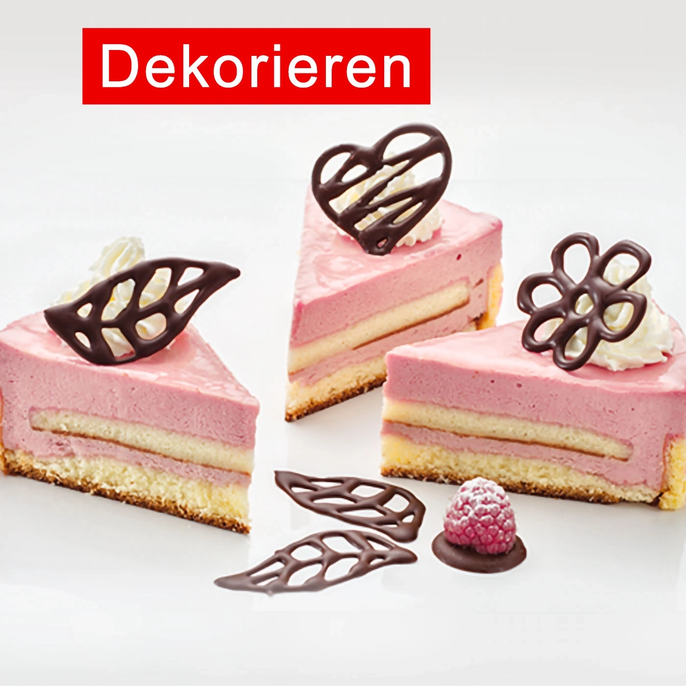 Parts de gâteau décorées avec décorations en chocolat et framboise, délicieux et appétissant