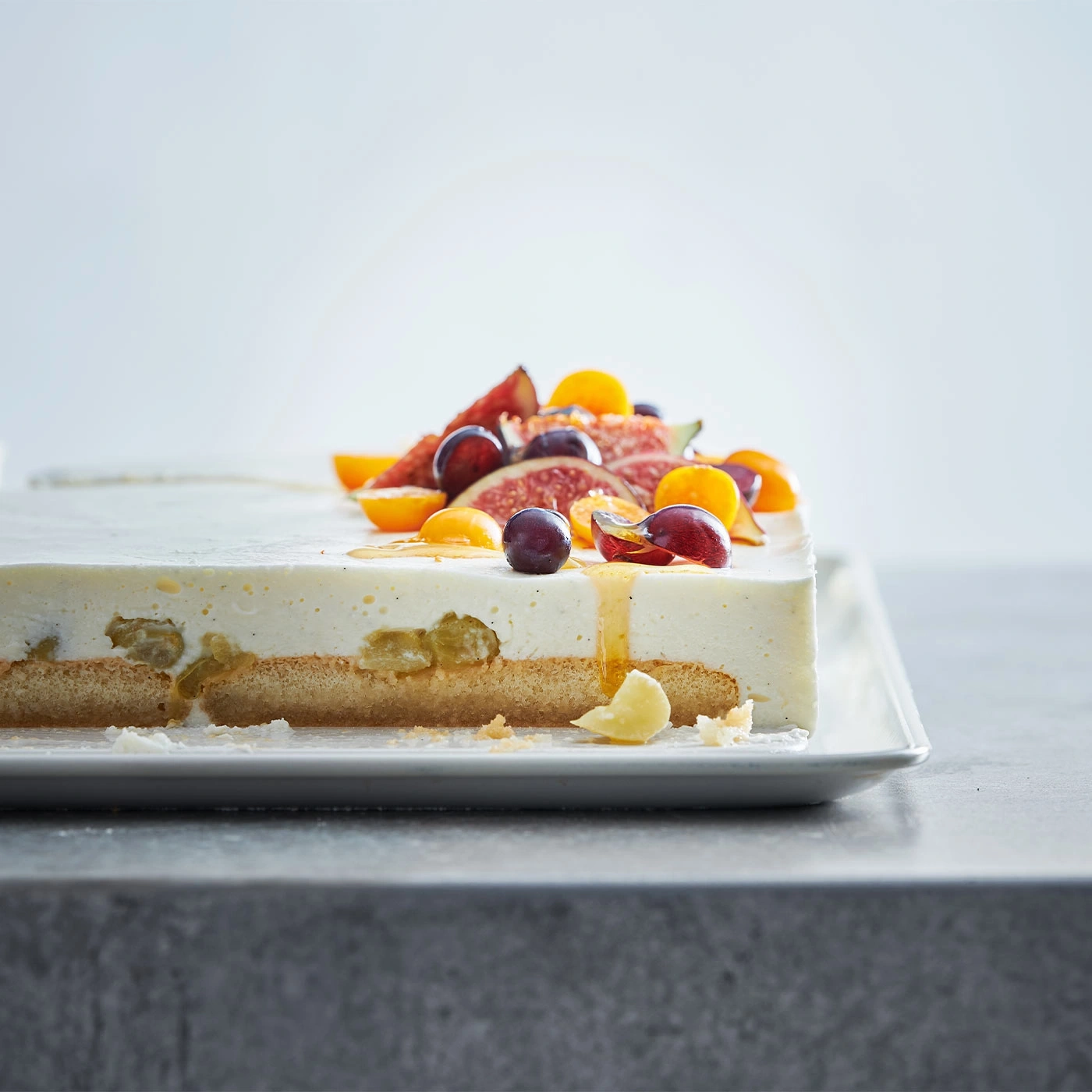 Kuchen mit Früchten, Honig und Trauben auf einem Teller, Nahaufnahme
