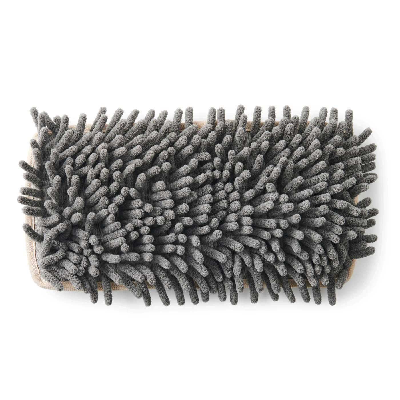 Tête de vadrouille en chenille grise avec de longues fibres sur fond blanc.