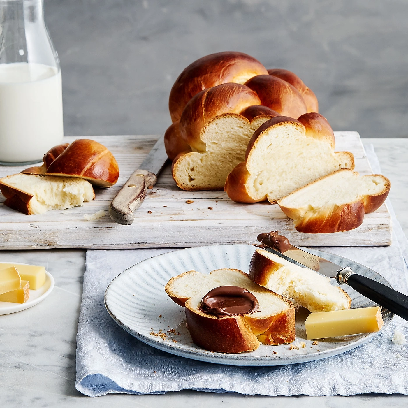 Pain, fromage, chocolat, lait, couteau sur une table, nourriture délicieuse.