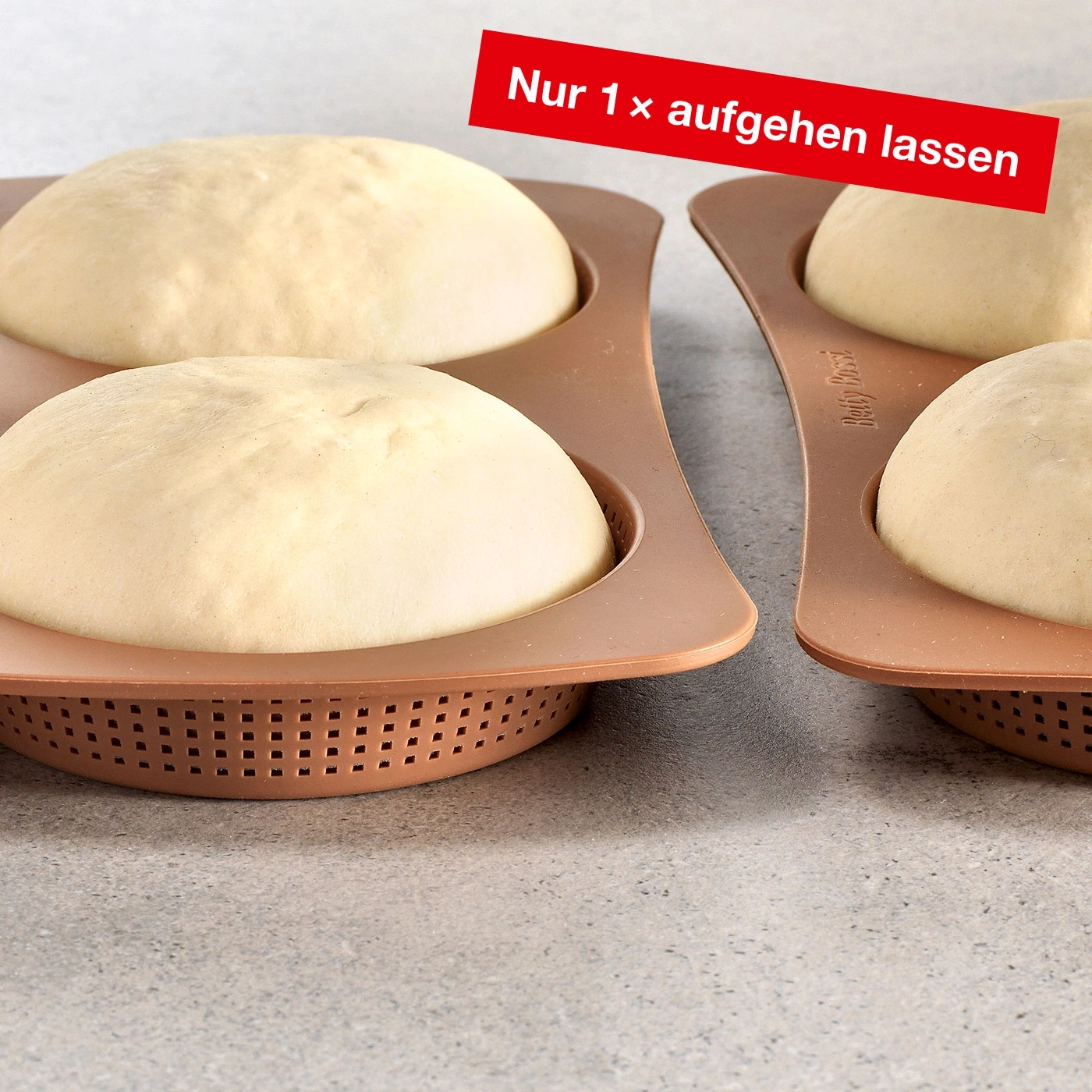 Teig in Backformen, Hinweis: Nur 1x aufgehen lassen, auf grauem Untergrund