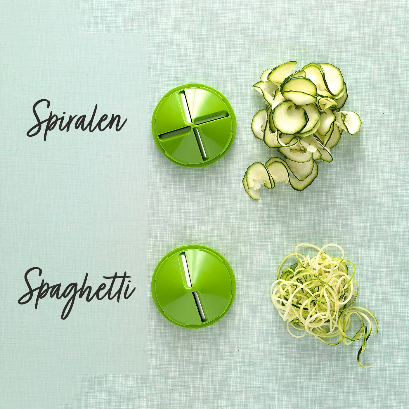 Appareil de cuisine vert avec spirales et légumes spaghetti sur fond vert clair.