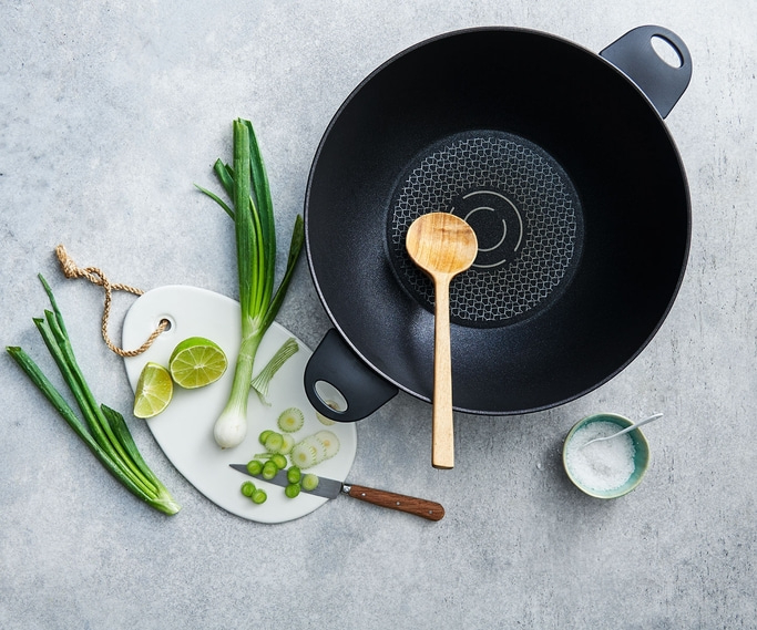 Poêle, ustensiles de cuisine, légumes, citron vert, oignon, sel, couteau, planche à découper, cuillère