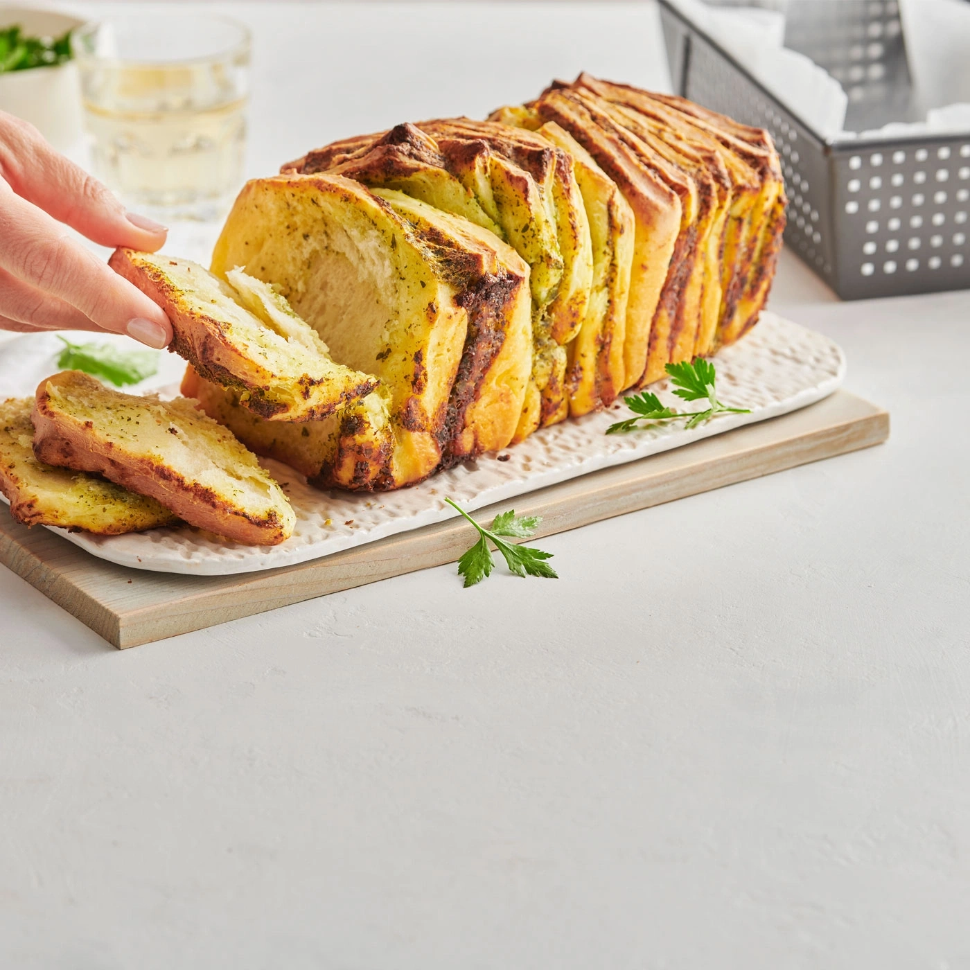 Délicieux pain aux herbes, servi sur une planche de bois, savoureux.