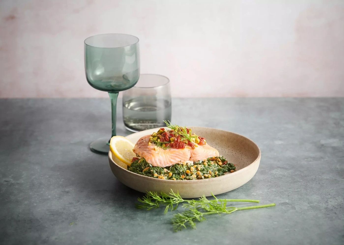 Saumon sur épinards et lentilles avec citron et aneth