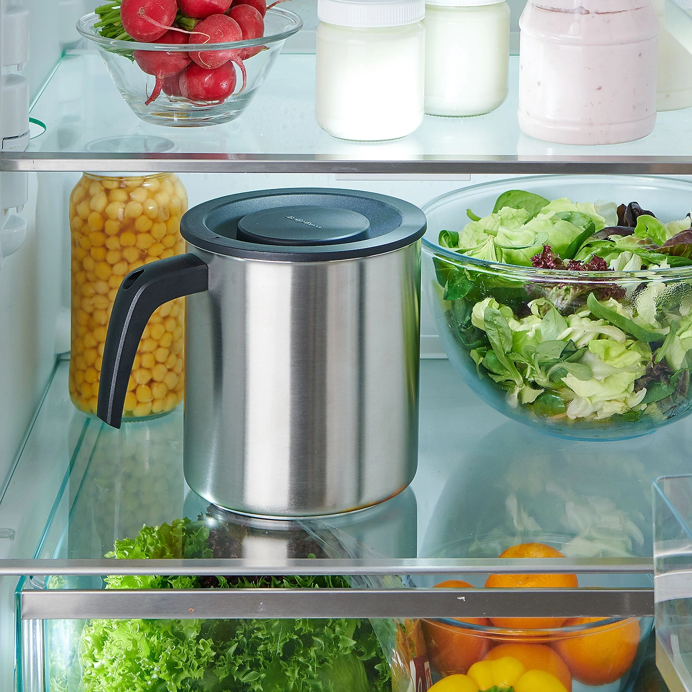 Kühlschrank mit Gemüse, Salat, Obst und einem Topf. Frische Lebensmittel.