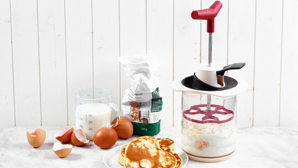 Zutaten für Pfannkuchen mit Mixer, Eiern, Milch und Mehl auf dem Tisch