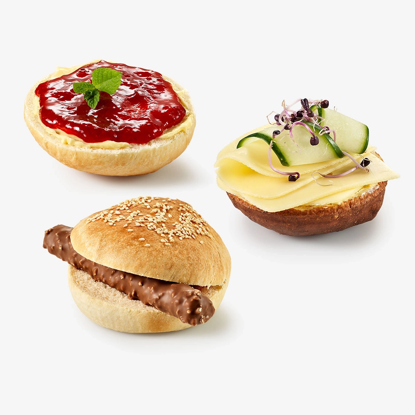 Drei Brötchen mit Belag: Marmelade, Käse und Schokolade.