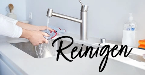 Person reinigt ein Tuch unter fließendem Wasser in einem Waschbecken. Reinigen.