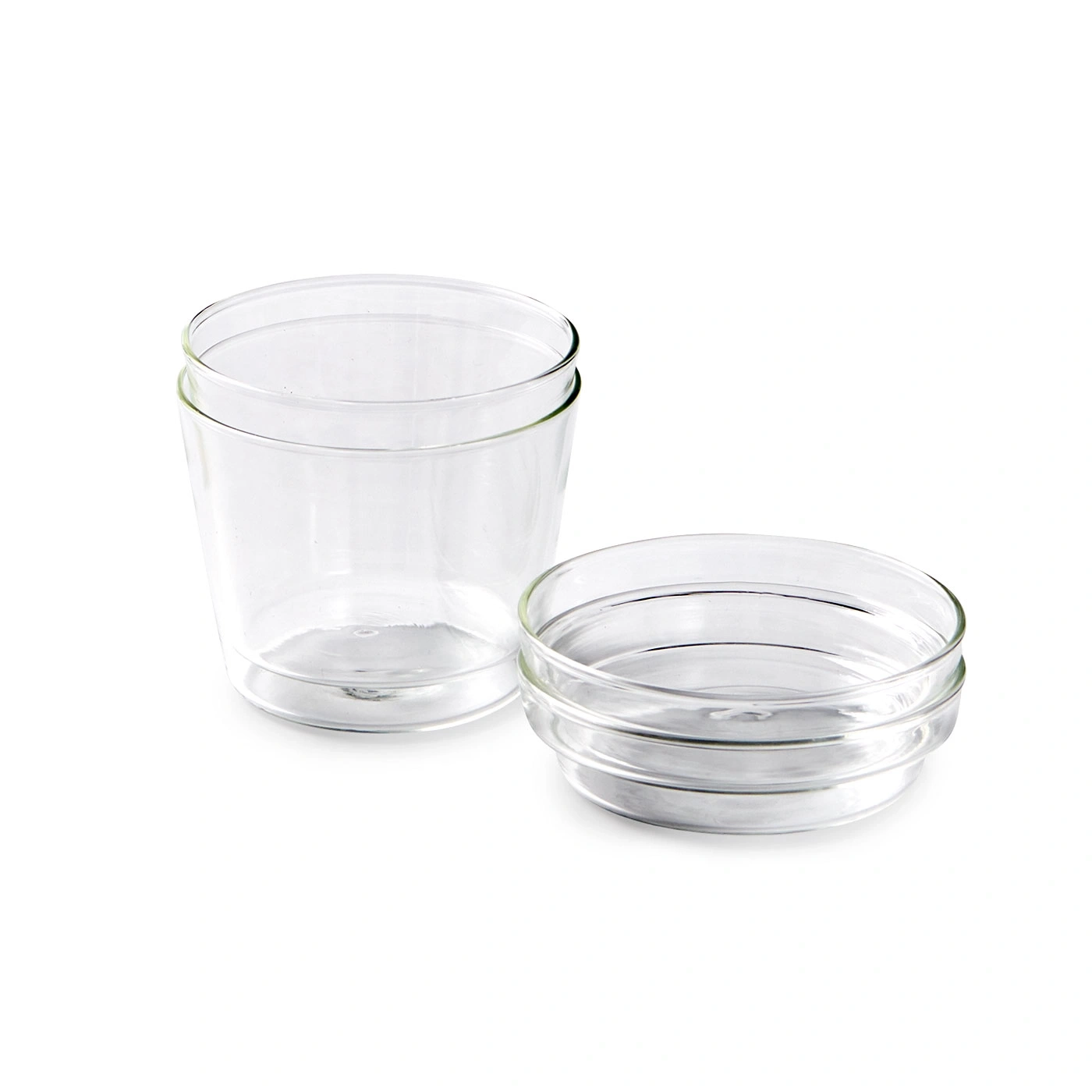 Deux récipients en verre transparent sur fond blanc, verrerie.
